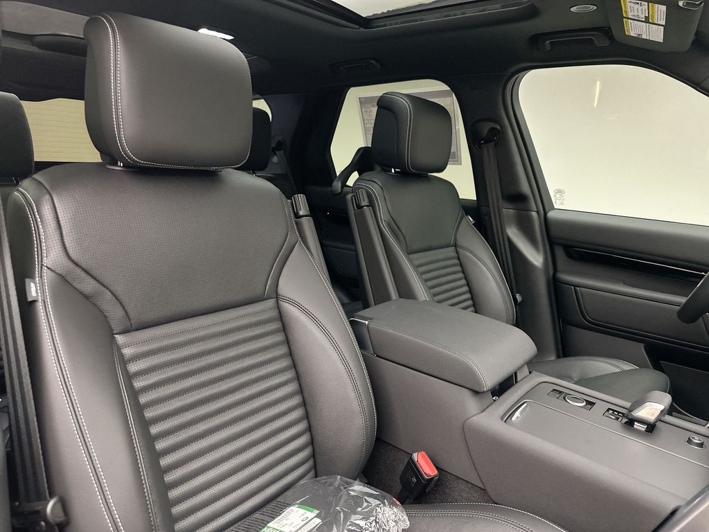 Thumbnail: 2026 Land Rover Discovery - 6