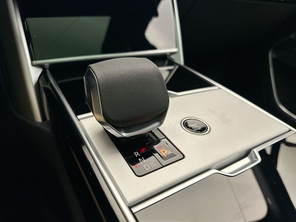 Thumbnail: 2025 Land Rover Range Rover - 11