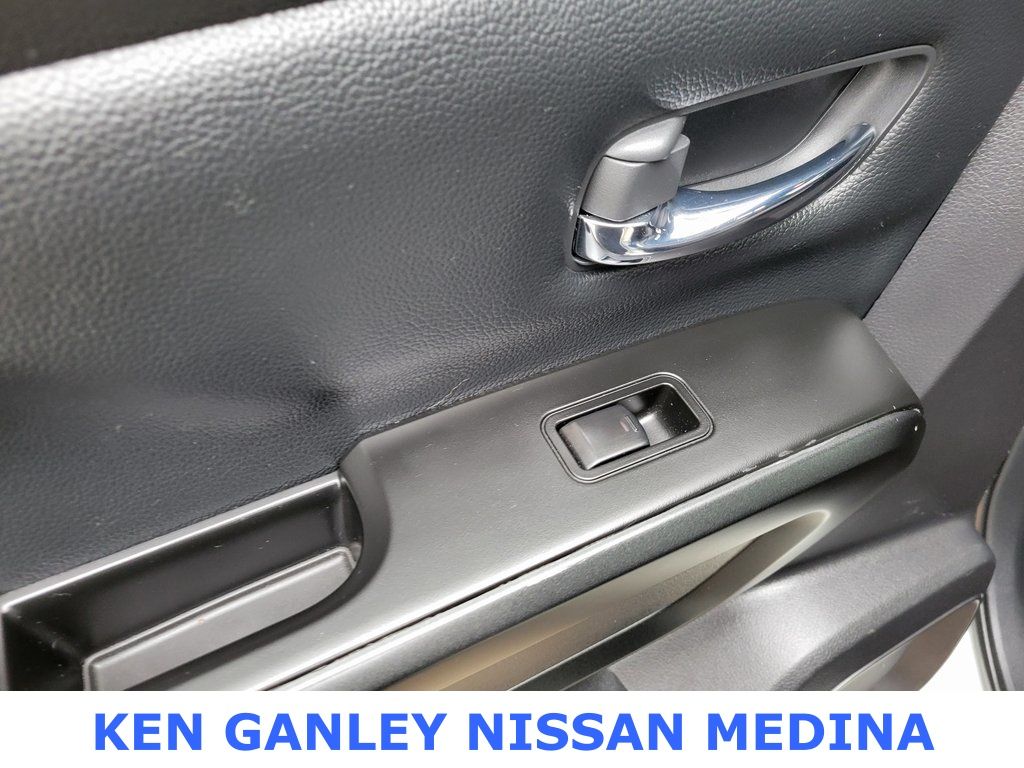 2023 Nissan Titan SV photo