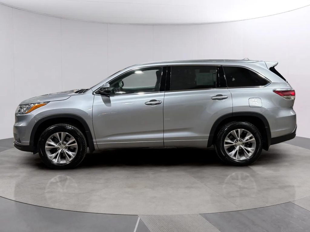 Used 2015 Silver Sky Metallic Toyota XLE V6 image 6