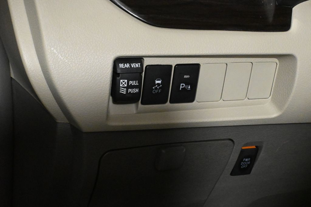 2019 Toyota Sienna XLE Premium 29