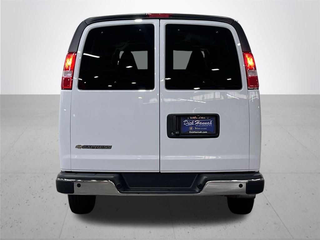 2025 Chevrolet Express 3500 LT