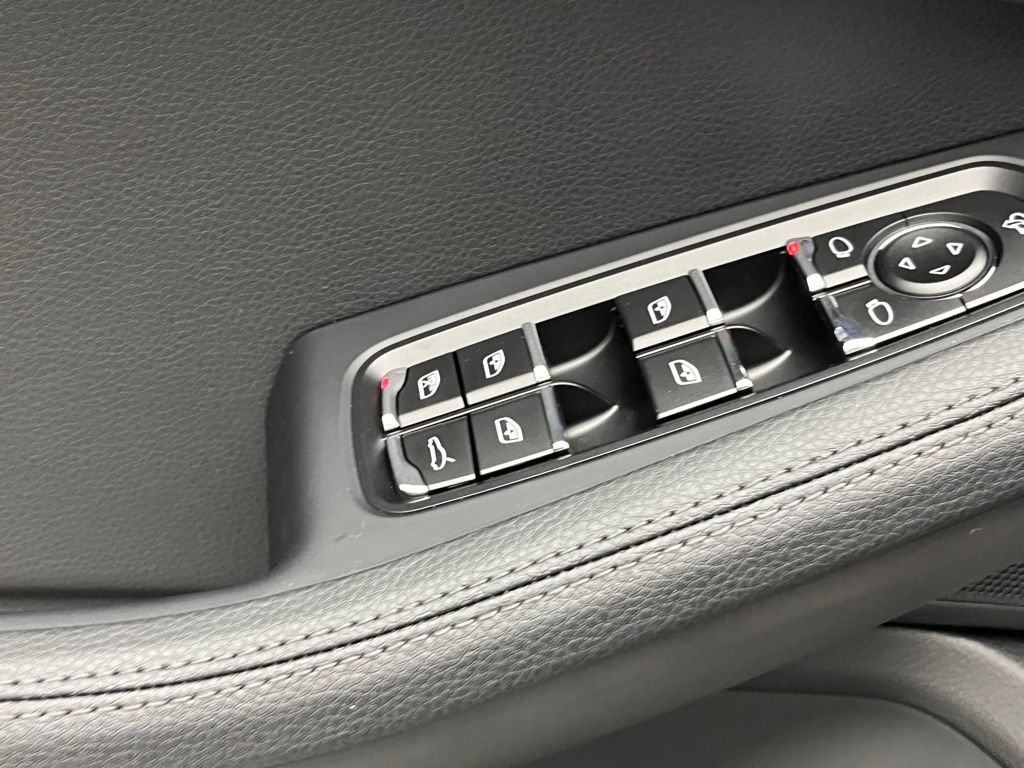 Thumbnail: 2026 Porsche Macan - 19