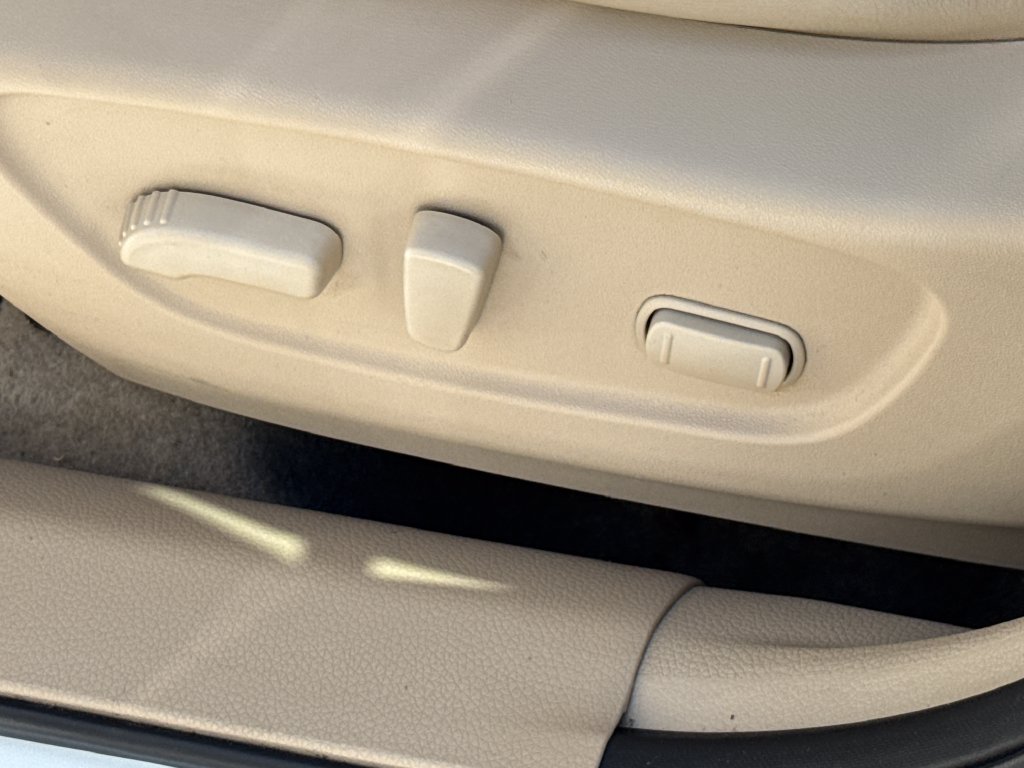 Used 2014 White Nissan SL image 28