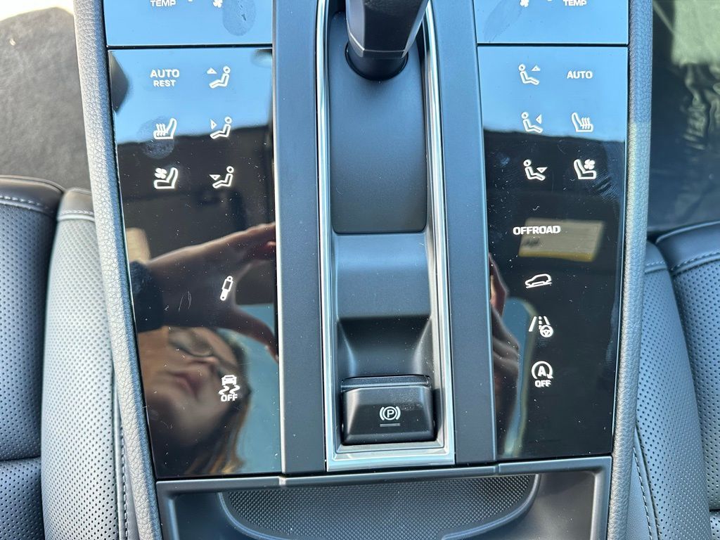 Thumbnail: 2026 Porsche Macan - 25