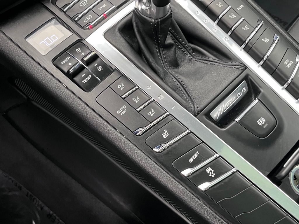 2017 Porsche Macan S 16