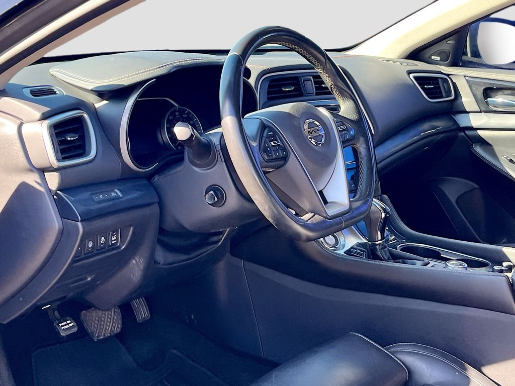 Used 2023 Gray Nissan Platinum image 9