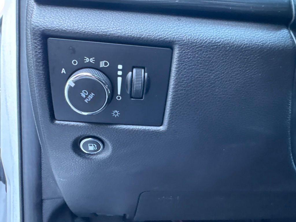 Used 2020 White Jeep Altitude image 21