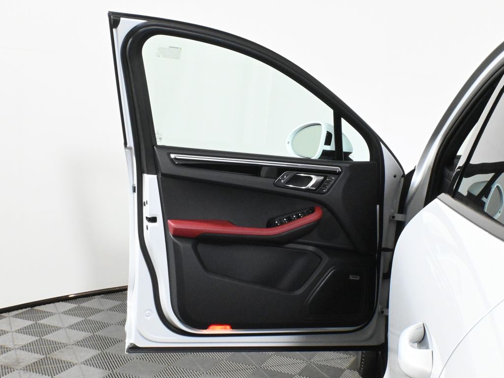 Thumbnail: 2026 Porsche Macan - 32