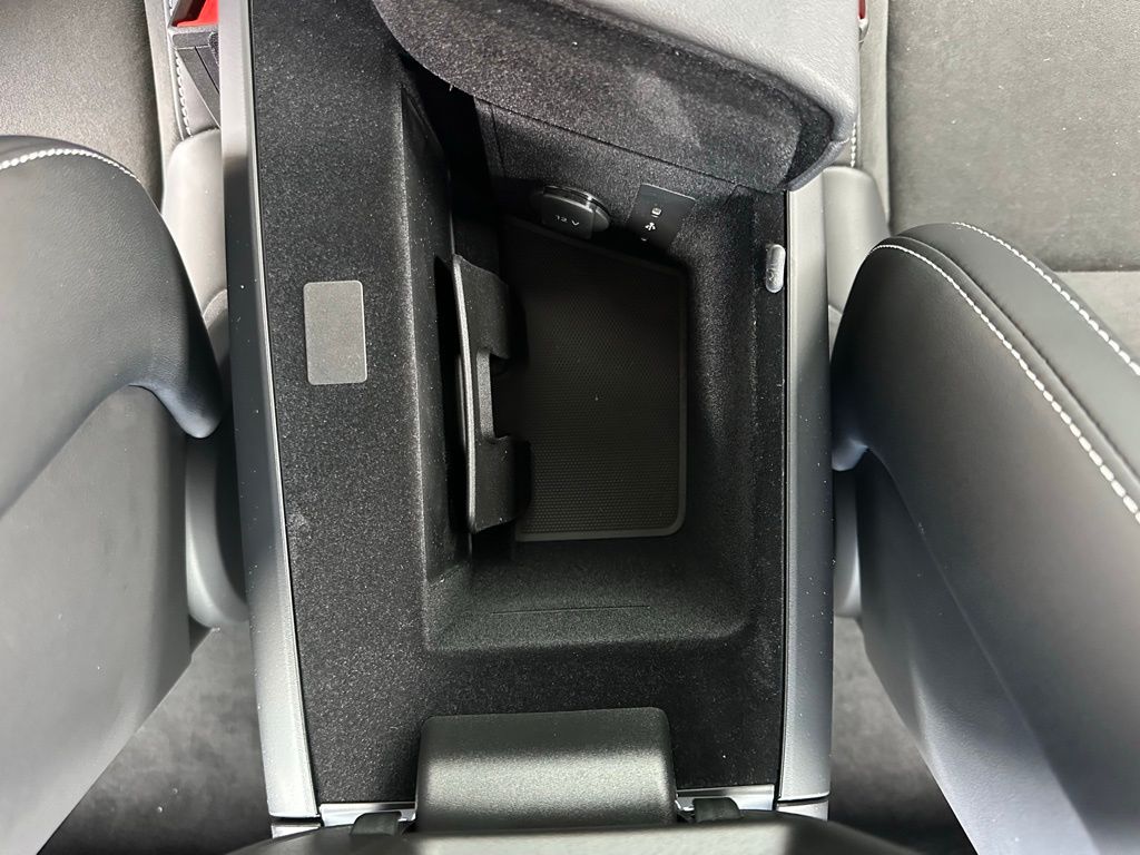 Thumbnail: 2025 Porsche Taycan - 29