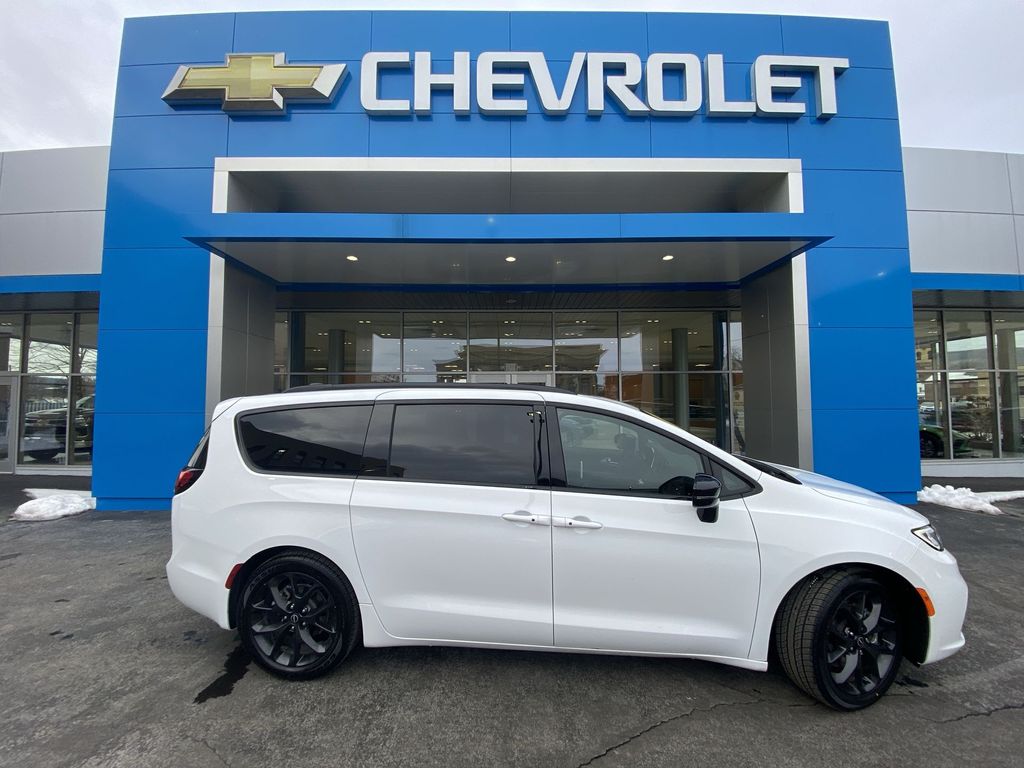 Photo of 2025 CHRYSLER PACIFICA