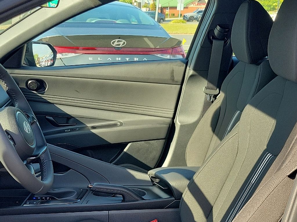 2025 Hyundai Elantra Sport 8