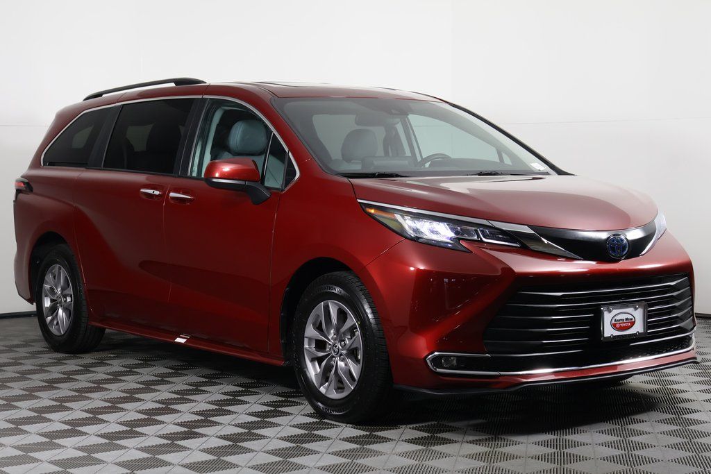 2023 Toyota Sienna XLE 3