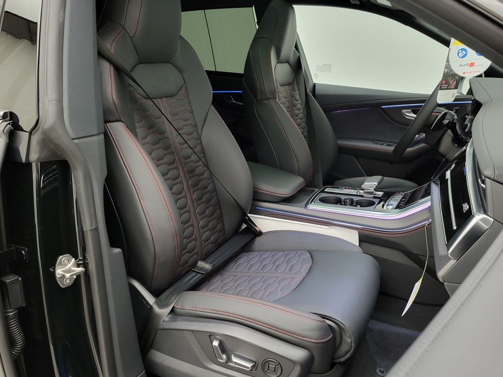 Thumbnail: 2026 Audi RS Q8 - 13