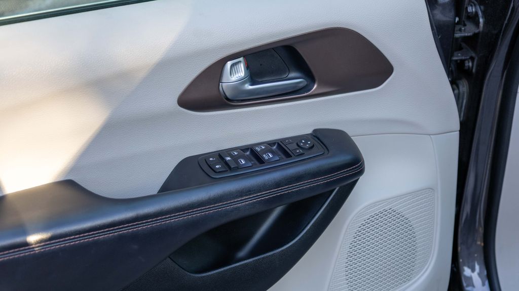 Used 2017 Chrysler Pacifica Touring L 4D Passenger Van