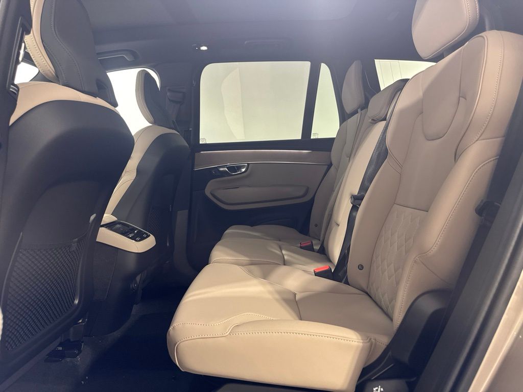 New 2026  Volvo B6 Plus 7-Seater image 22