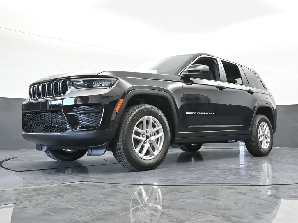 New 2026 Diamond Black Crystal Pearlcoat Jeep Laredo image 49