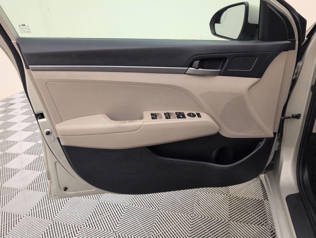 Used 2017 Beige Hyundai SE image 28