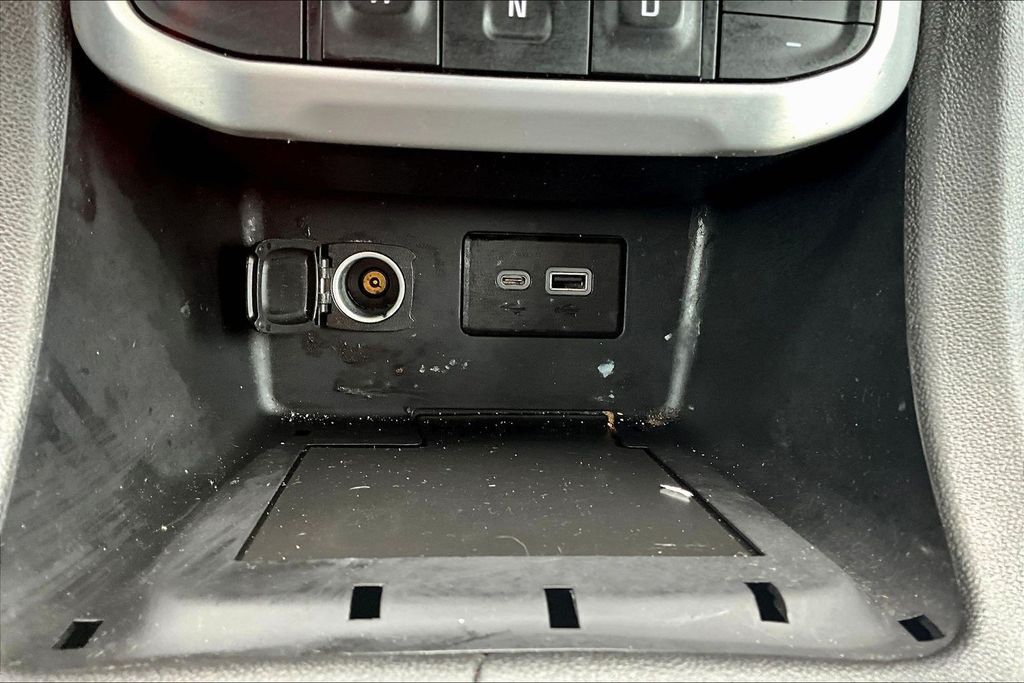 Used 2020 White GMC SLE image 17