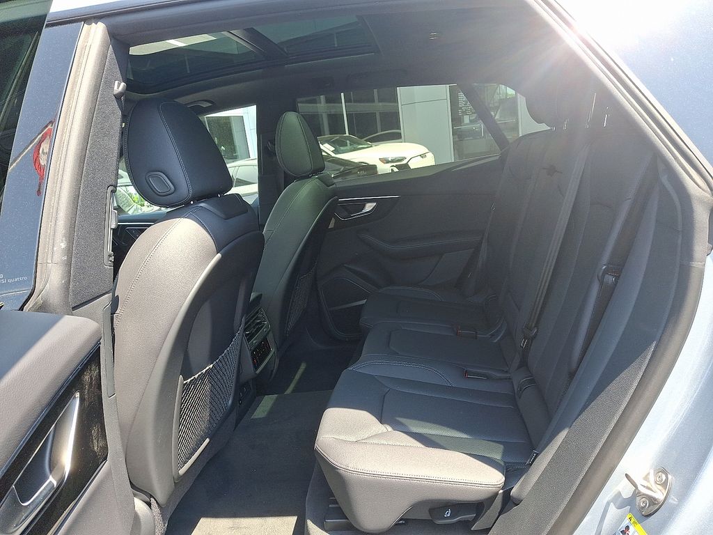 2025 Audi Q8  7