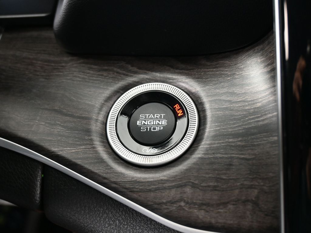 Used 2023 Diamond Black Crystal Pearlcoat Jeep Limited image 28