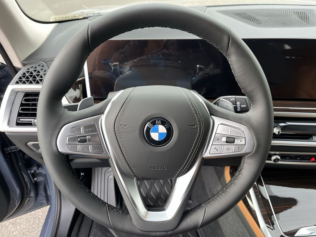 Thumbnail: 2026 BMW X7 - 14