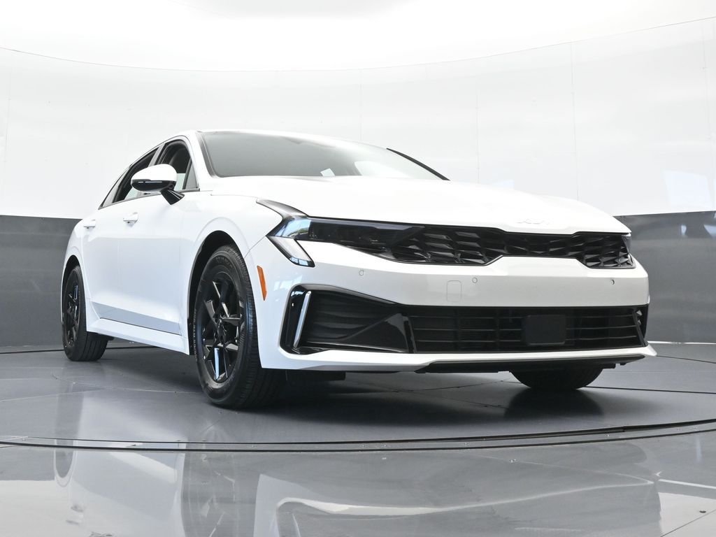 New 2025 Snow White Pearl Kia LXS image 57
