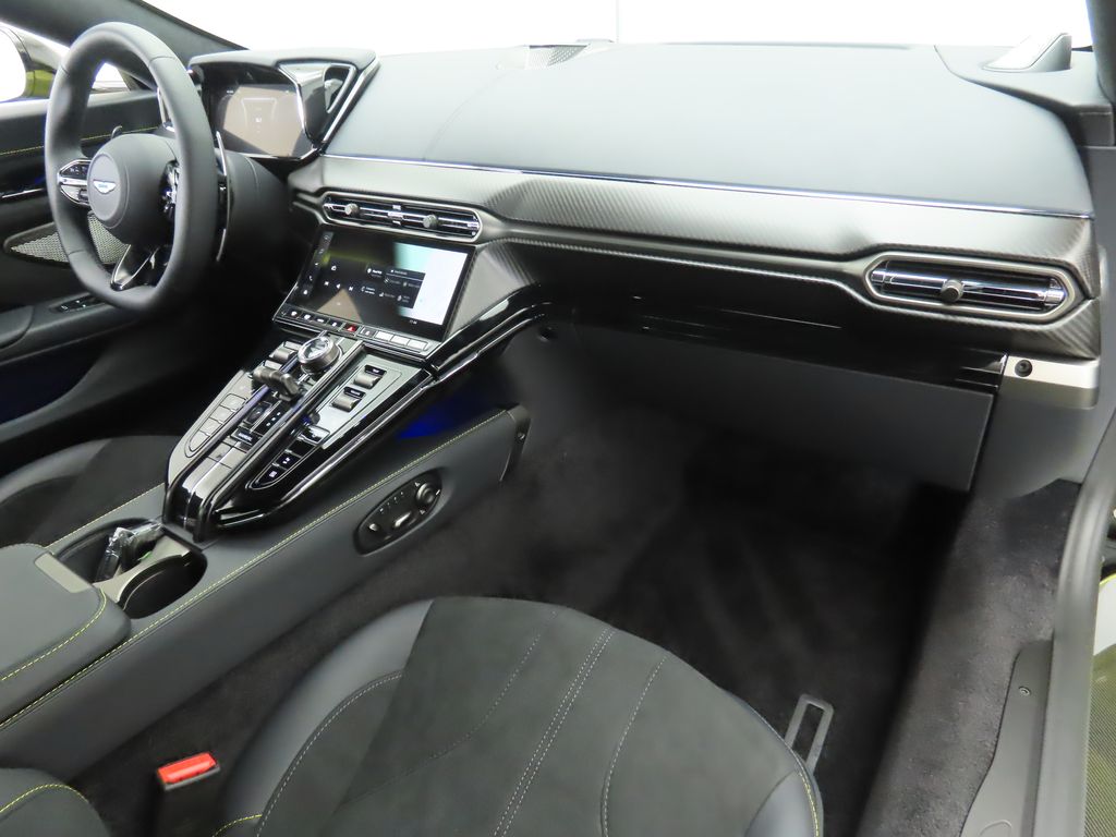 Thumbnail: 2025 Aston Martin Vantage - 17