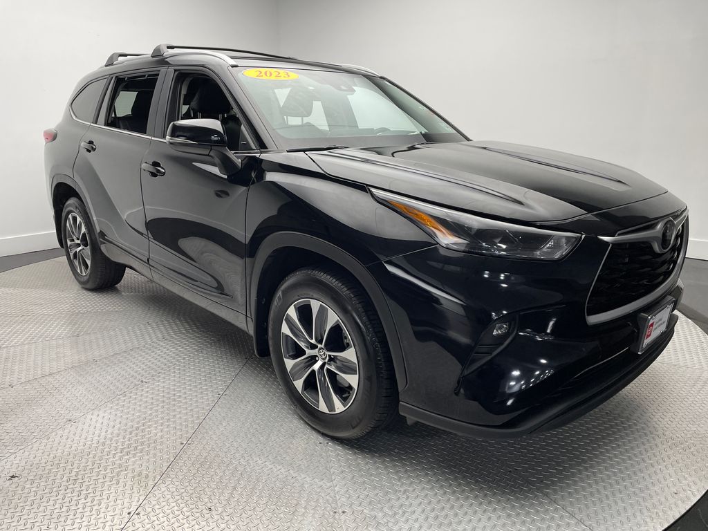 Thumbnail: 2023 Toyota Highlander - 3