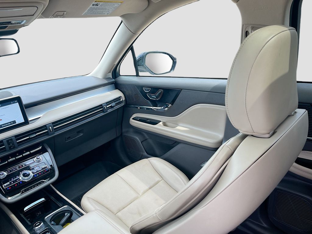 Used 2022 White Lincoln Standard image 24