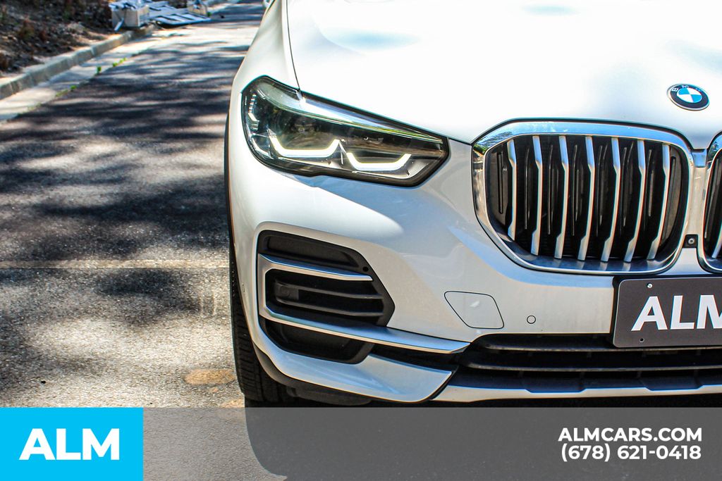 Used 2022 White BMW sDrive40i image 12