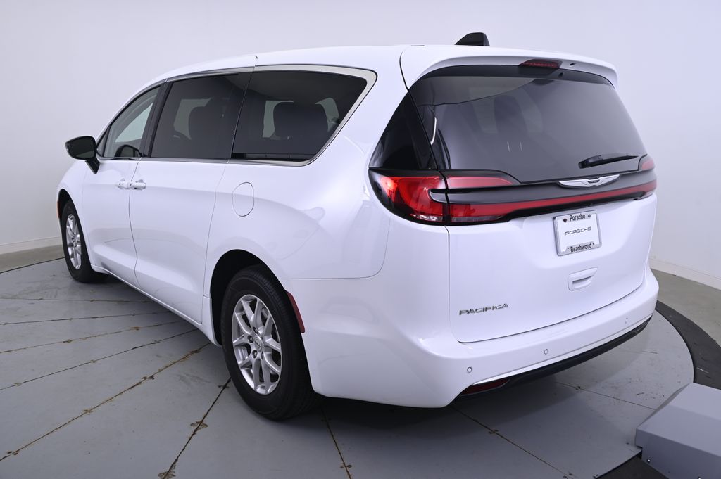 Thumbnail: 2024 Chrysler Pacifica - 3