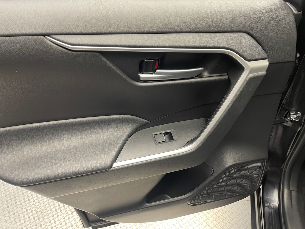 2023 Toyota RAV4 XLE 32