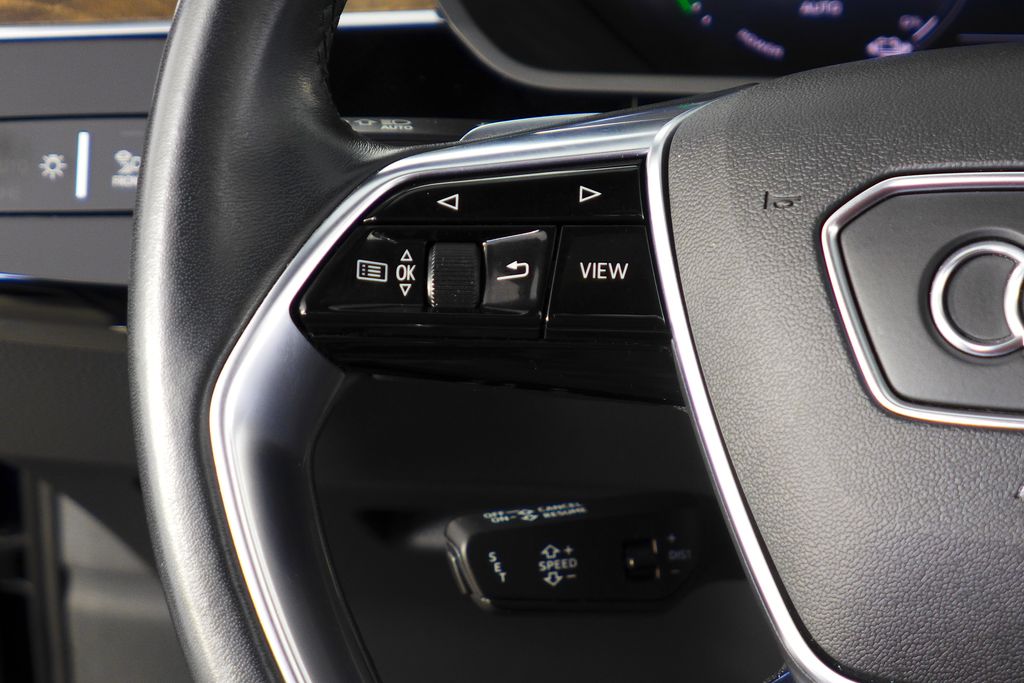 Thumbnail: 2022 Audi e-tron - 30