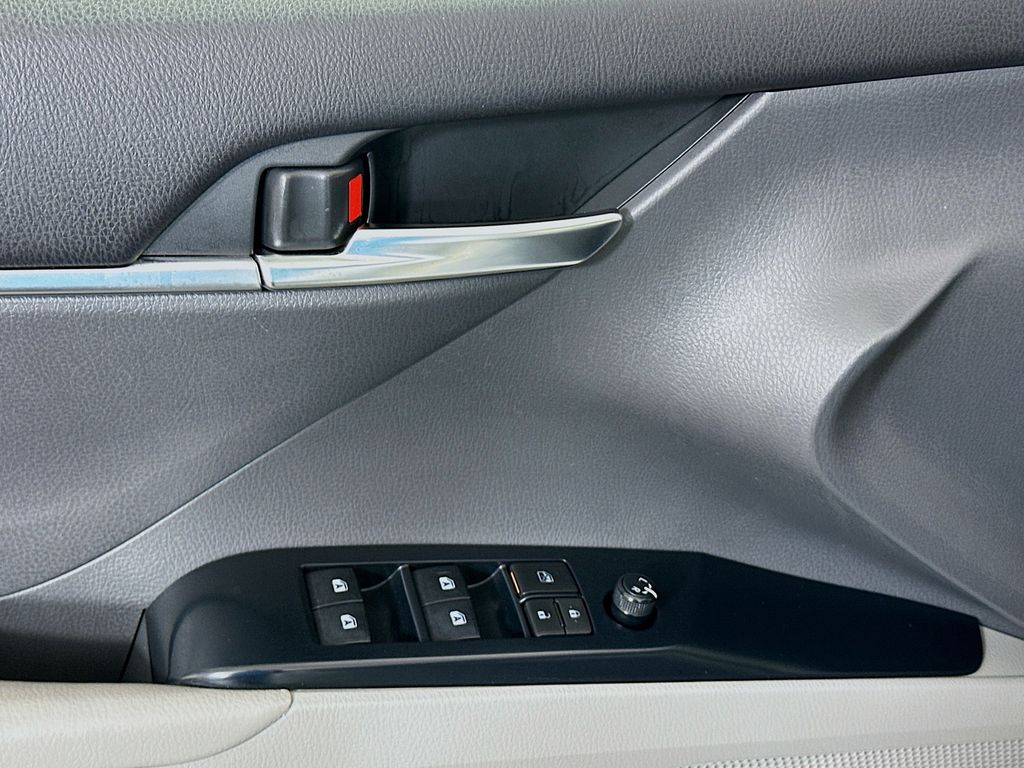 Thumbnail: 2018 Toyota Camry - 17