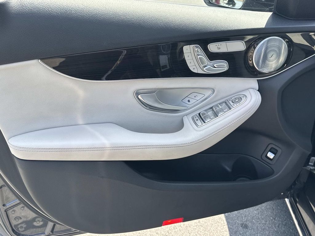 Thumbnail: 2016 Mercedes-Benz C-Class - 16