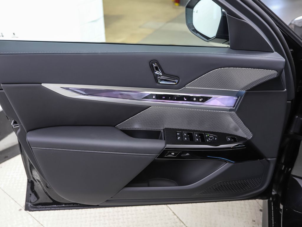 2025 BMW 7 Series 750e xDrive 9