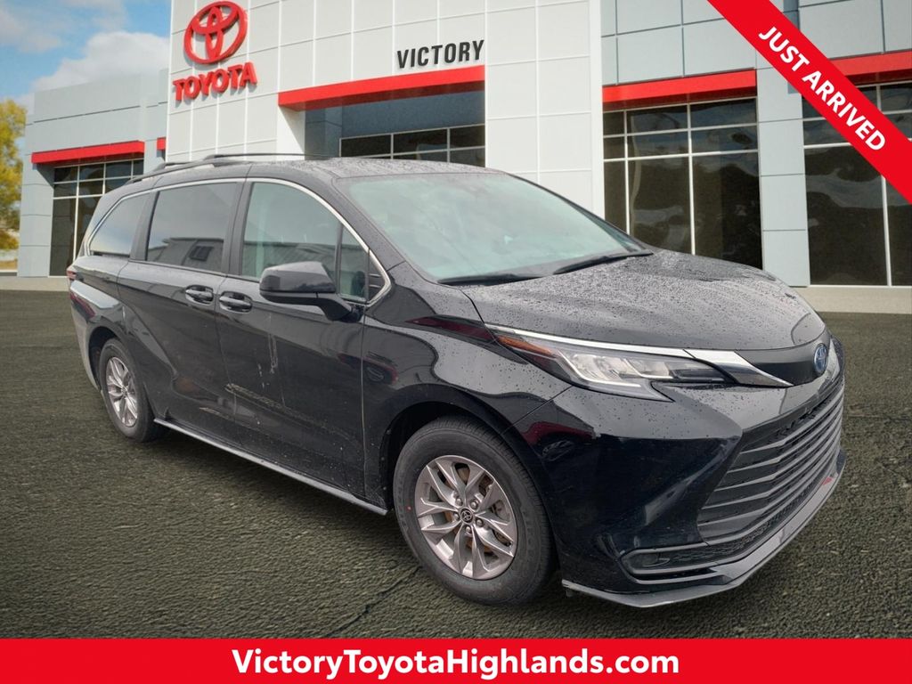 2022 Toyota Sienna LE 8-Passenger AWD