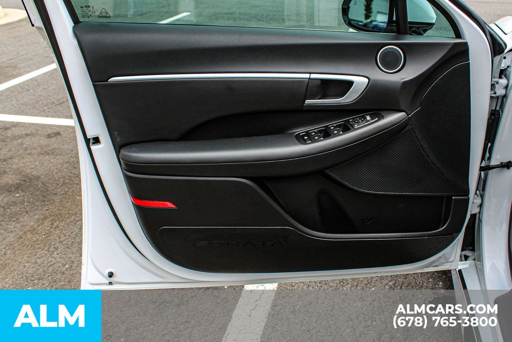 Used 2025 White Hyundai SEL image 33