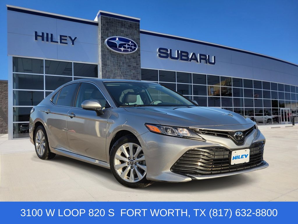 2020 Toyota Camry Plata (Celestial Silver Metallic) Sedán Tracción delantera 8 velocidades Automática