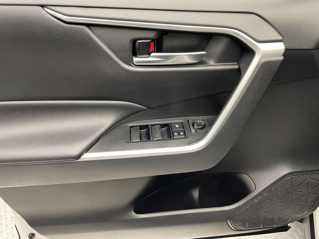 2020 Toyota RAV4 XLE 9
