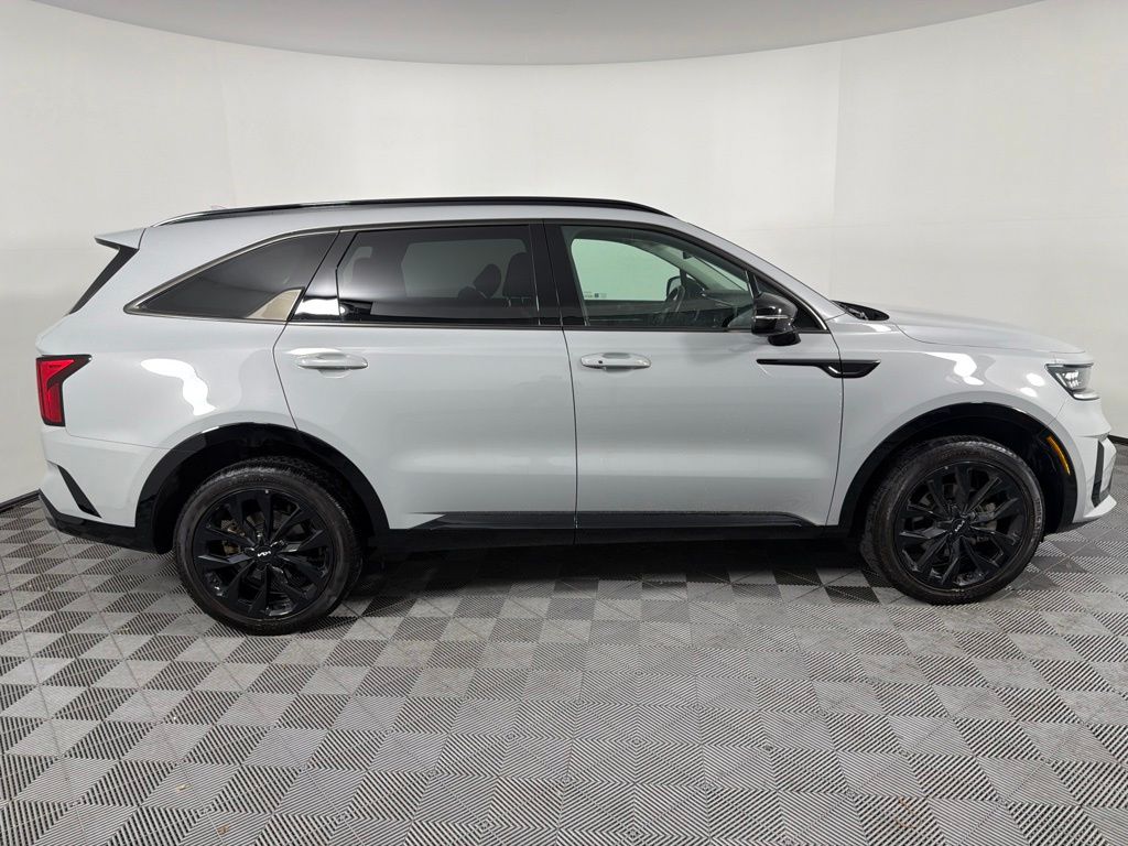 Thumbnail: 2023 Kia Sorento - 4