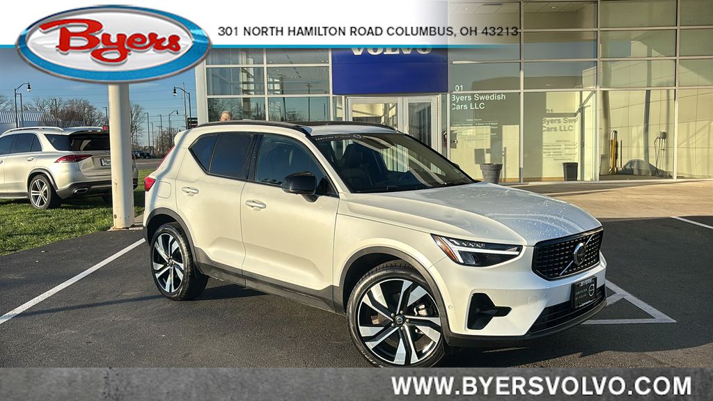 2025 Volvo XC40 B5 Plus Dark Theme AWD