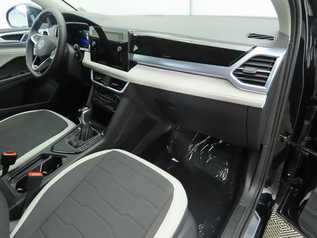 2025 Volkswagen Taos SE 18