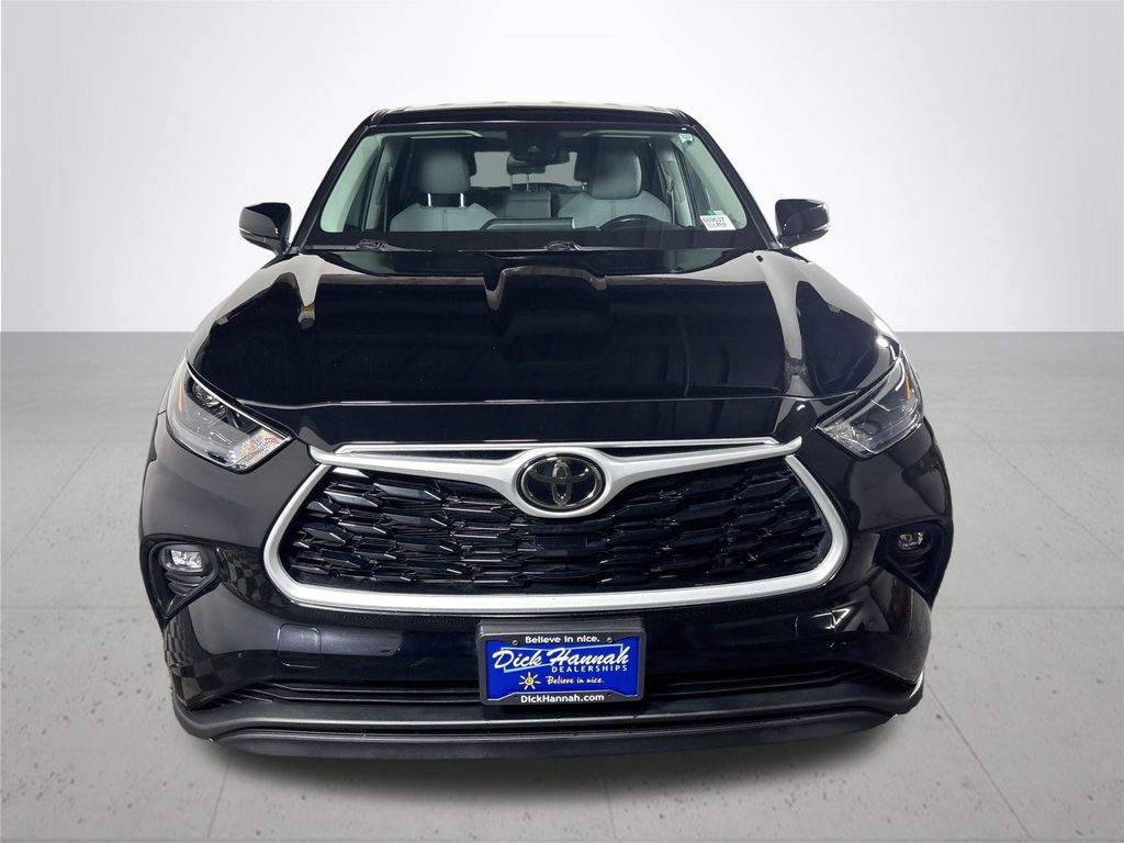 2023 Toyota Highlander LE photo 3