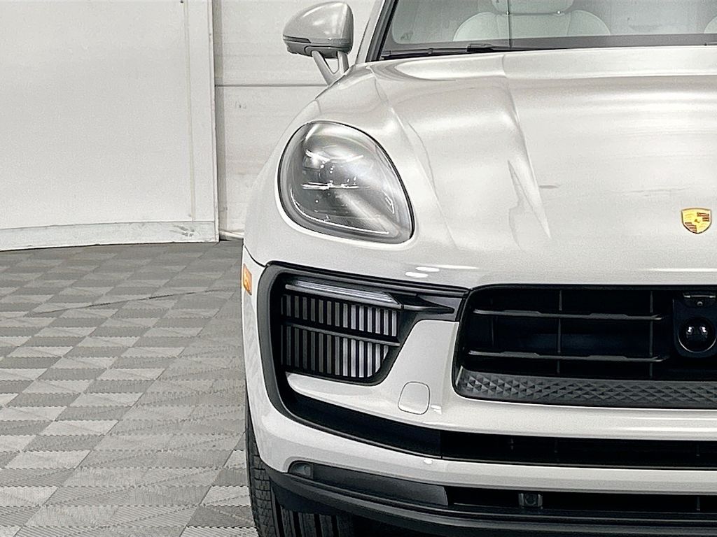 Thumbnail: 2026 Porsche Macan - 12