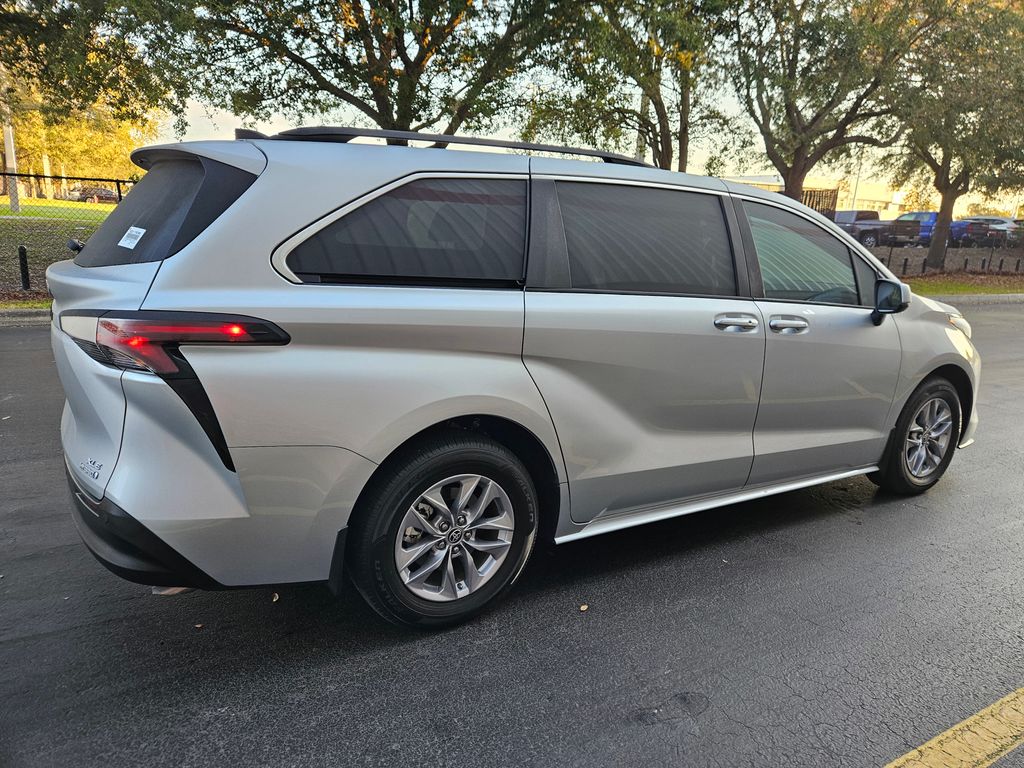 2024 Toyota Sienna XLE 5