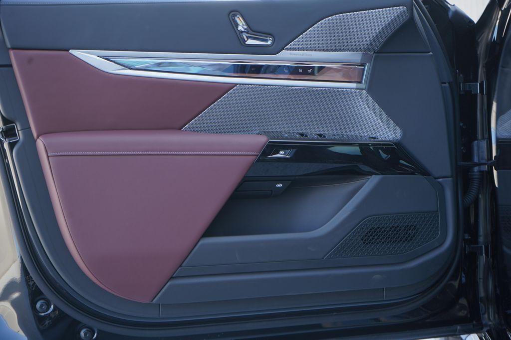 2025 BMW i7 xDrive60 10
