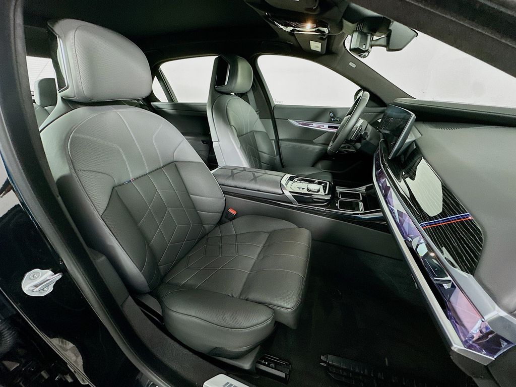 Thumbnail: 2025 BMW 7 Series - 29