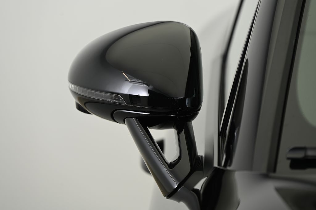 Thumbnail: 2025 Porsche Macan - 11